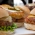 Joe & Leos Campinas comemora o Dia Internacional do Hamburguer, oferecendo opes variadas e at uma verso vegetariana
